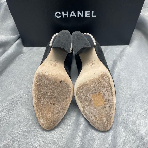 Chanel Black Suede CC Pumps with Pearl-Trim - Picture 2 of 6